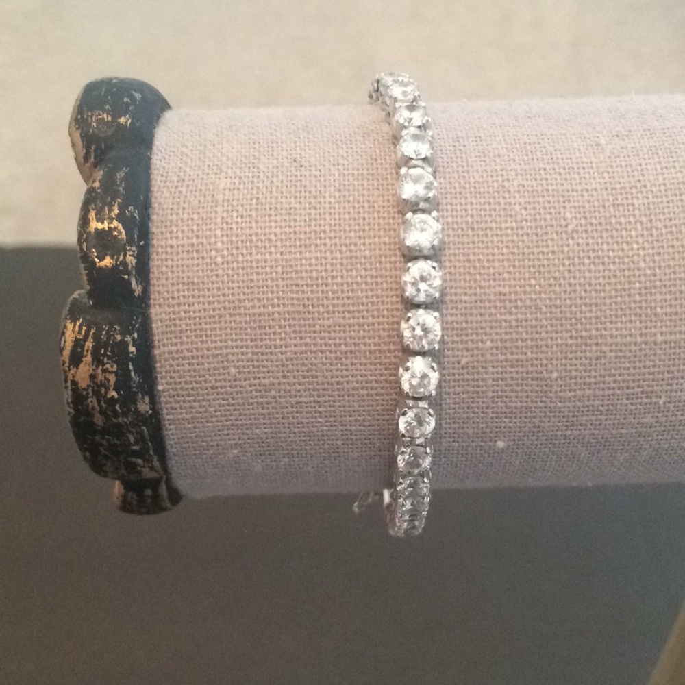 STUNNING TENNIS BRACELET. MAKES A GREAT GIFT
